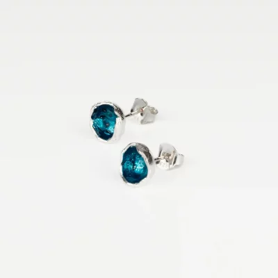 Pendientes de presión Cuncas medianos en plata con diseño circular esmaltado en azul detalle cercano