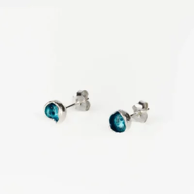 Pendientes de presión Cuncas pequeños en plata con diseño circular esmaltado en azul detalle cercano